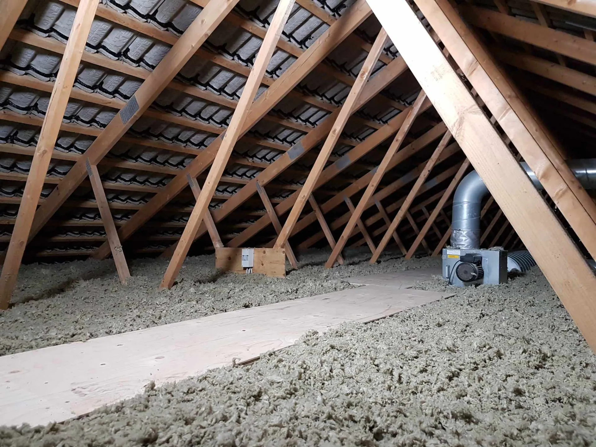 Nyisoleret loft med granulatisolering og gangbro